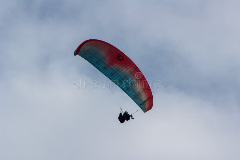 2 параплана летая в такое же paraglide на юге Исландии стоковая фотография 2 параплана летая в такое же paraglide на юге Исландии стоковая фотография
