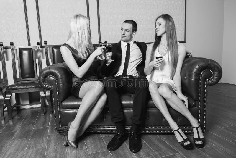 2 Девушки 1 Парень Картинки – Telegraph