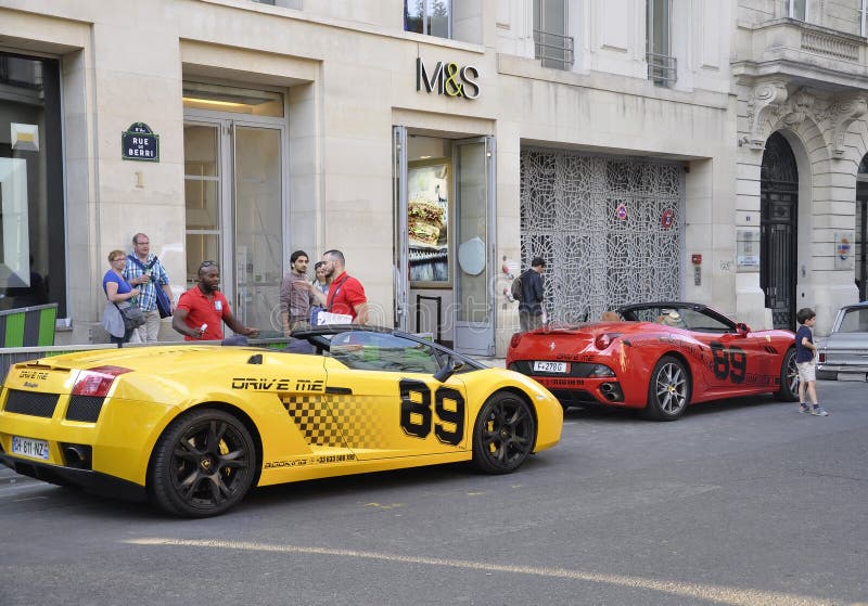 Париж, 14-ое июля: Автомобиль Феррари на улице около бульвара Champs-Elysees в Париже стоковые фотографии rf