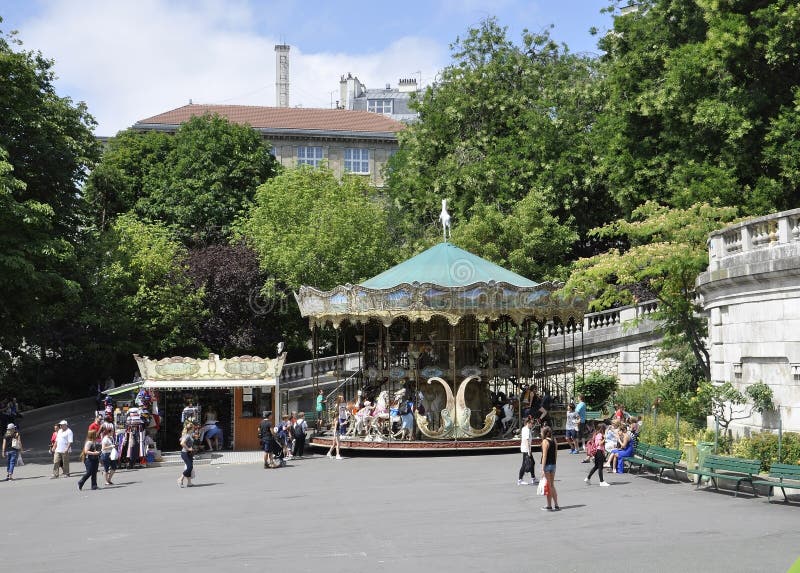Париж, 17-ое июля: Фронт Carousel базилики Sacre Coeur от Montmartre в Париже стоковое фото Париж, 17-ое июля: Фронт Carousel базилики Sacre Coeur от Montmartre в Париже стоковое фото