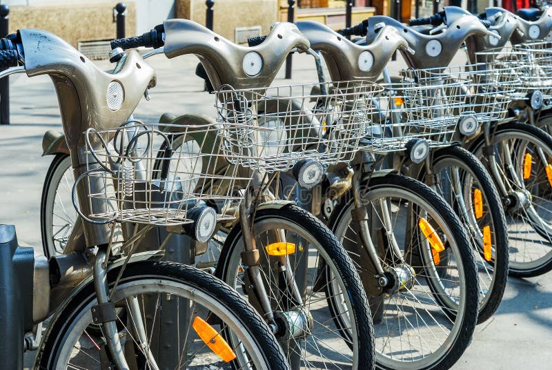 Париж, Франция - 2-ое апреля 2009: Прокат велосипеда станции Velib общественный в Париже Velib имеет самое высокое проникновение стоковая фотография rf Париж, Франция - 2-ое апреля 2009: Прокат велосипеда станции Velib общественный в Париже Velib имеет самое высокое проникновение стоковая фотография rf