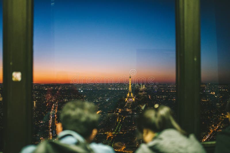 Париж, Эйфелева башня на вечернем закате синего часа стоковые фото
