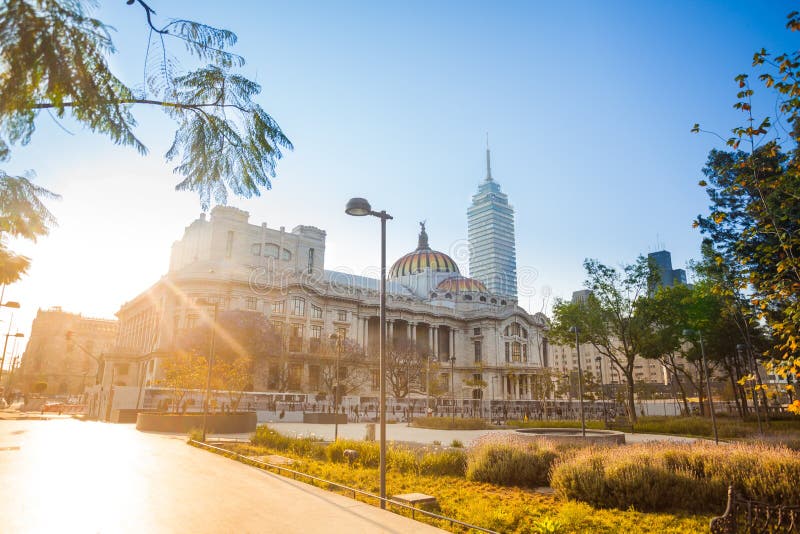 Парк Alameda, дворец latinoamericana изящных искусств стоковое изображение Парк Alameda, дворец latinoamericana изящных искусств стоковое изображение