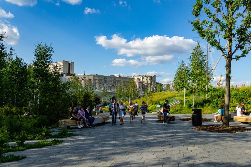 Парк Zaryadye достопримечательность Москвы около Кремля Много людей приходят здесь ослабить с их семьями стоковое фото Парк Zaryadye достопримечательность Москвы около Кремля Много людей приходят здесь ослабить с их семьями стоковое фото