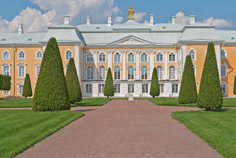 Парк дворца Peterhof грандиозный стоковые изображения rf Парк дворца Peterhof грандиозный стоковые изображения rf