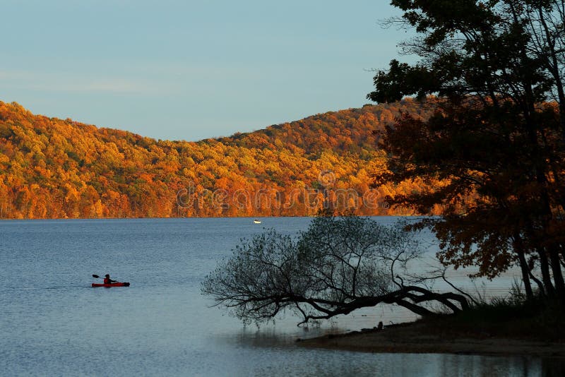Парк Нью-Джерси отдыха Canoeing - экзотическая осень - стоковые изображения rf Парк Нью-Джерси отдыха Canoeing - экзотическая осень - стоковые изображения rf