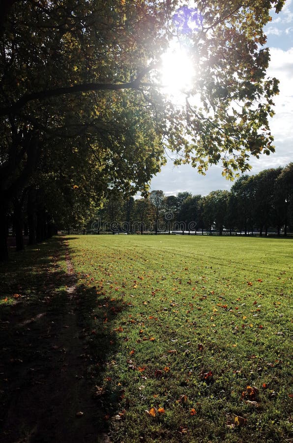 Парк скульптуры Vigeland, ОСЛО, НОРВЕГИЯ. ОСЛО, НОРВЕГИЯ - 12-ОЕ СЕНТЯБРЯ 2014: Скульптуры на парке скульптуры Vigeland Густавом Vigeland в сумерк, Осло, Норвегией Парк Vigeland парк скульптуры ` s мира самый большой сделанный одиночным художником