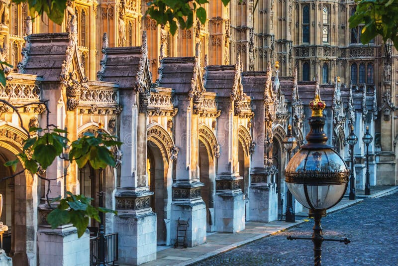 Парламент Великобритании сентябрь 2014 в Лондоне старые двери церков и мраморная античная стена стоковые изображения Парламент Великобритании сентябрь 2014 в Лондоне старые двери церков и мраморная античная стена стоковые изображения