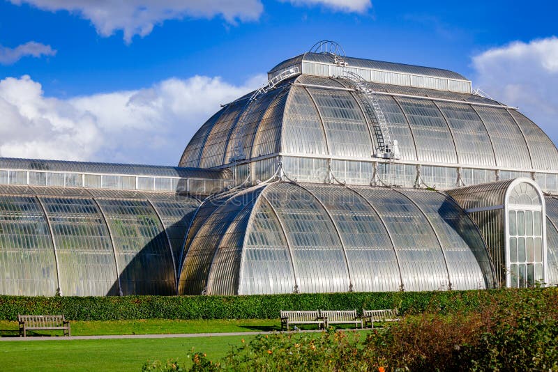 Парник дома ладони в садах юго-западном Лондоне Англии Великобритании Kew стоковые изображения rf Парник дома ладони в садах юго-западном Лондоне Англии Великобритании Kew стоковые изображения rf