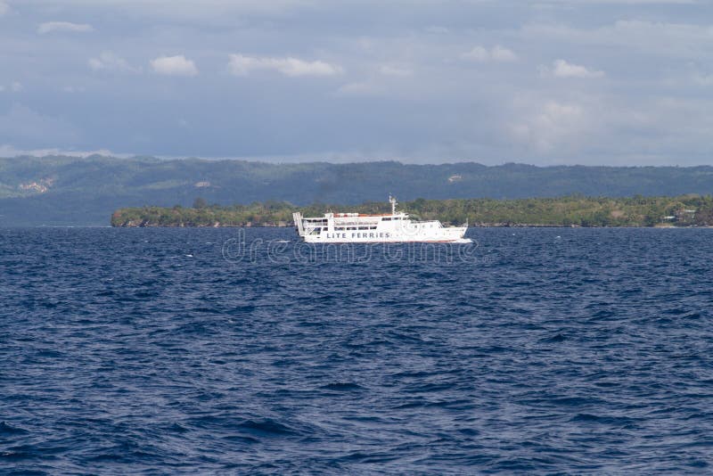 Паром Lite перед островом Bohol, Филиппинами стоковая фотография rf Паром Lite перед островом Bohol, Филиппинами стоковая фотография rf