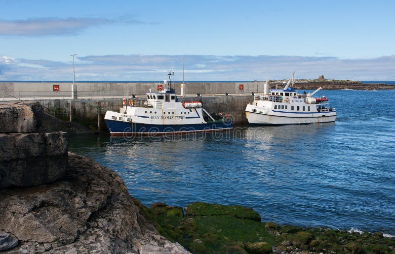Паромы Doolin на западе Ирландии принимая туристов и locals от порта Doolin к острову Aran стоковые фотографии rf Паромы Doolin на западе Ирландии принимая туристов и locals от порта Doolin к острову Aran стоковые фотографии rf