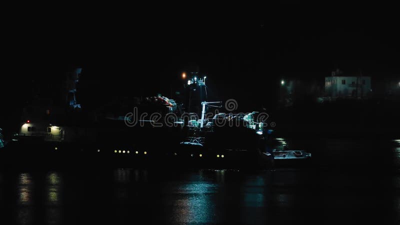 Паруса большие грузового корабля за берегом ночью