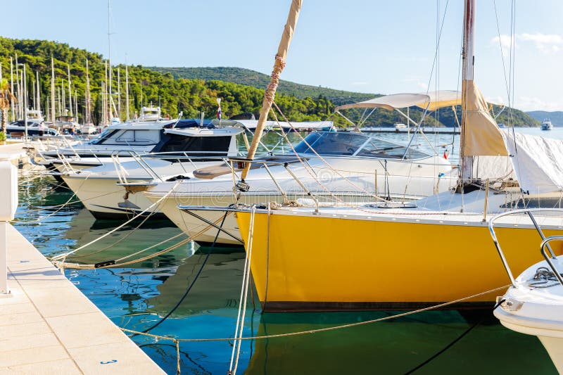 парусник класса люкс в бирюзовом море. аренда парусных лодок стоковое фото
