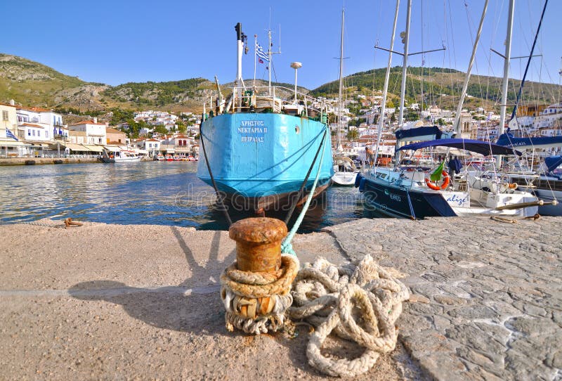 Парусники и корабли на заливе Saronic острова гидры переносят Грецию стоковое фото rf Парусники и корабли на заливе Saronic острова гидры переносят Грецию стоковое фото rf
