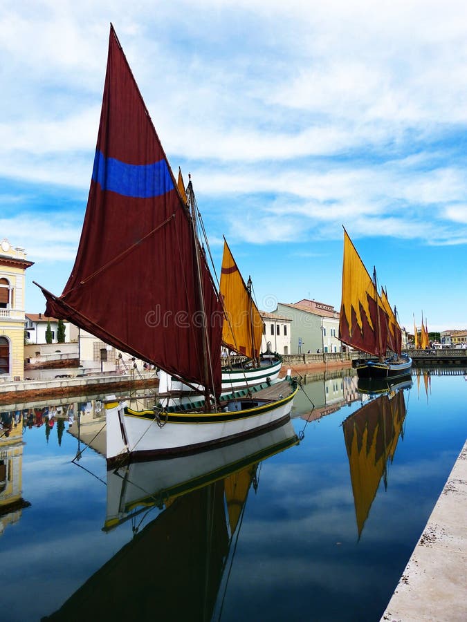 Парусное судно в гавани cesenatico стоковые фотографии rf Парусное судно в гавани cesenatico стоковые фотографии rf