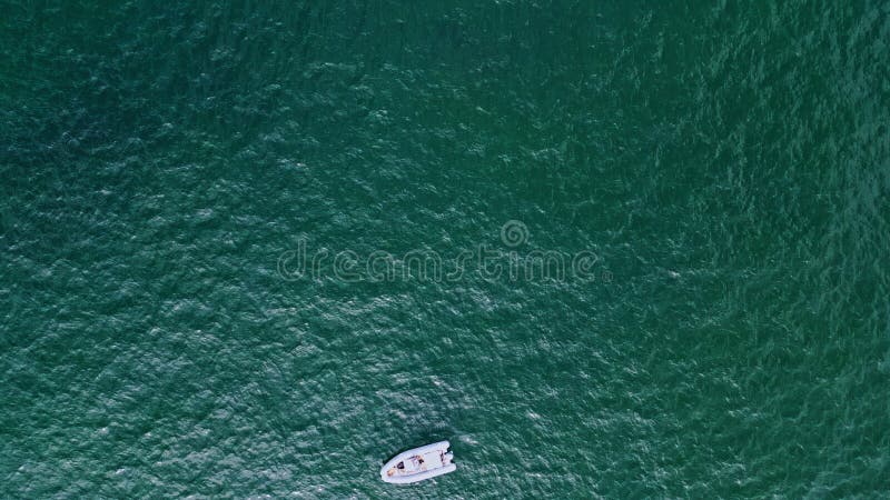 парусный катамаран плавающая водная поверхность. роскошное парусное судно стоковые фото