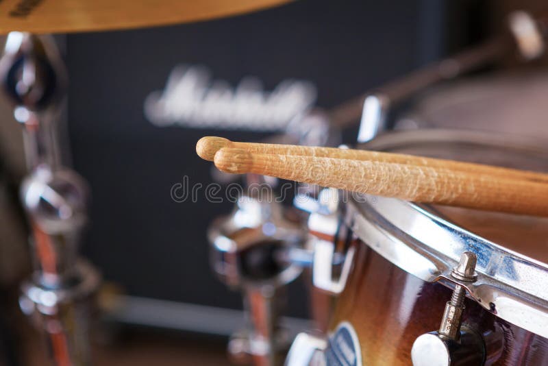 Пары drumsticks лежа на барабанчике Том-Тома стоковое фото Пары drumsticks лежа на барабанчике Том-Тома стоковое фото