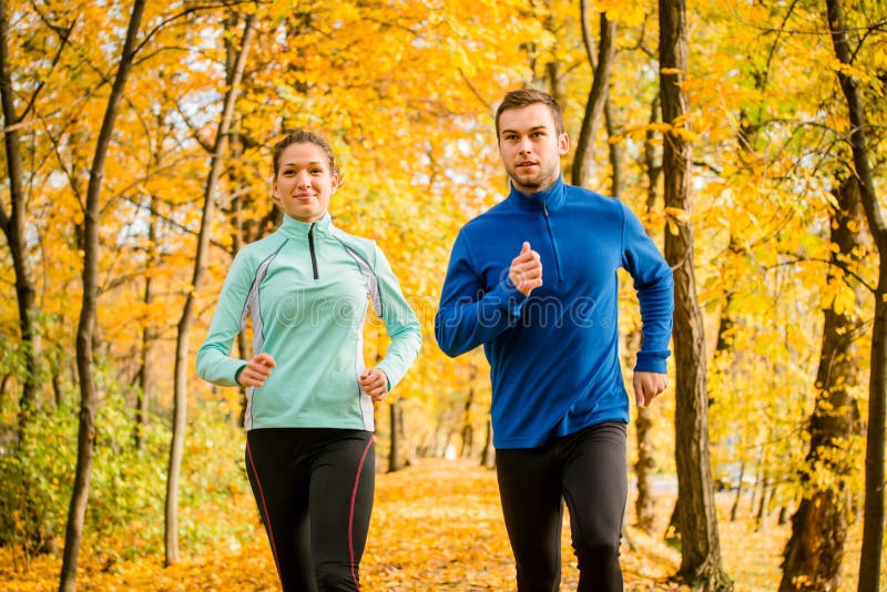 Пары jogging в природе осени стоковые фото Пары jogging в природе осени стоковые фото