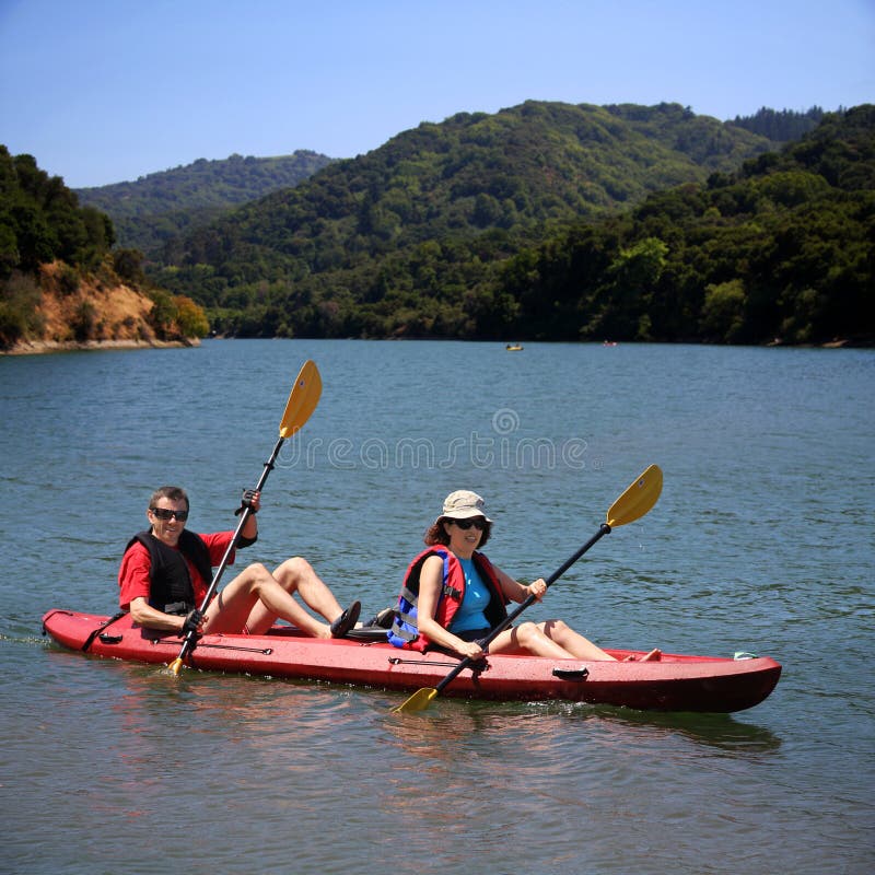 пары kayaking стоковые изображения пары kayaking стоковые изображения
