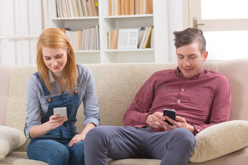 Пары используя их smartphones стоковое фото rf Пары используя их smartphones стоковое фото rf