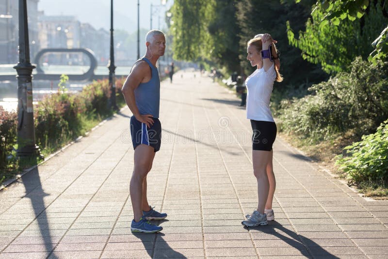 Пары нагревая и протягивая перед jogging стоковое изображение rf Пары нагревая и протягивая перед jogging стоковое изображение rf