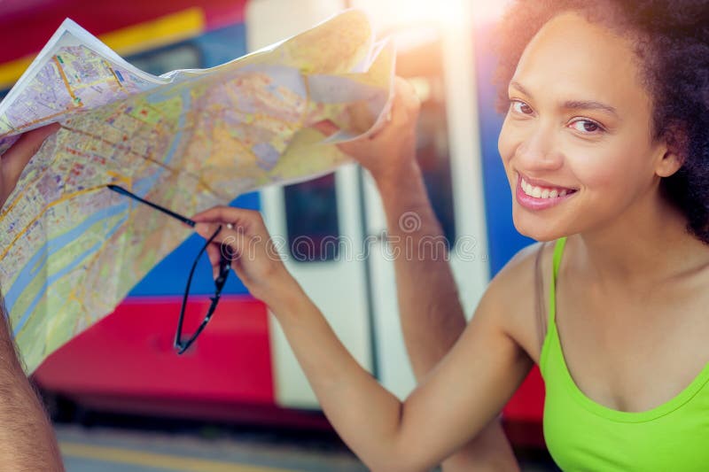 Пары перемещения Европы смотря touristic карту в Белграде стоковые фотографии rf