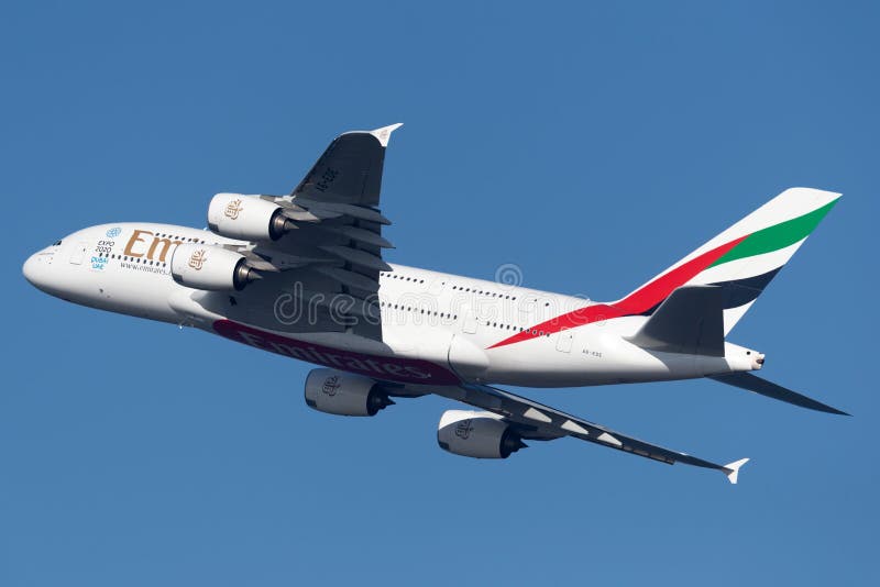 Пассажирские самолеты аэробуса A380 4 эмиратов engined большие принимая от аэропорта Сиднея стоковое фото Пассажирские самолеты аэробуса A380 4 эмиратов engined большие принимая от аэропорта Сиднея стоковое фото