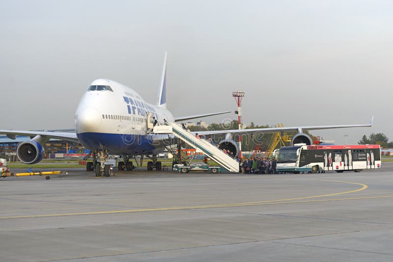 Пассажиры всходят на борт авиакомпаний Боинга 747 Transaero воздушных судн стоковое изображение rf Пассажиры всходят на борт авиакомпаний Боинга 747 Transaero воздушных судн стоковое изображение rf