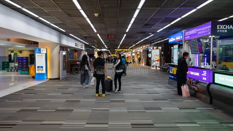 Пассажиры идут к воротам в международном аэропорте Donmueang стоковая фотография rf Пассажиры идут к воротам в международном аэропорте Donmueang стоковая фотография rf