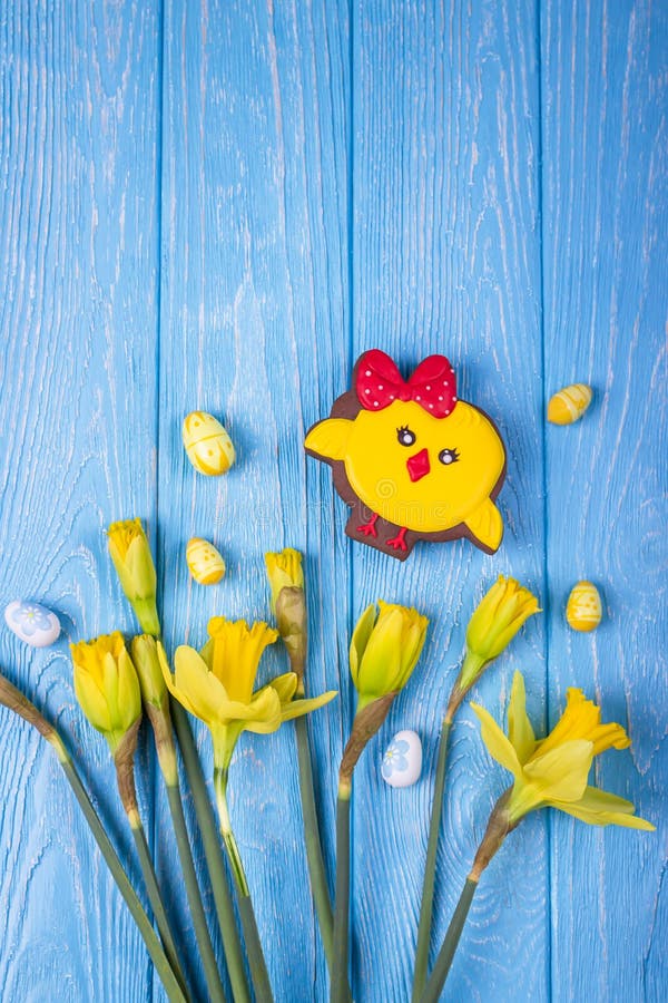 пасха счастливая Весна цветет желтые daffodils, пасхальные яйца и цыпленок пряника на голубой предпосылке Взгляд сверху, открытый стоковые изображения rf пасха счастливая Весна цветет желтые daffodils, пасхальные яйца и цыпленок пряника на голубой предпосылке Взгляд сверху, открытый стоковые изображения rf
