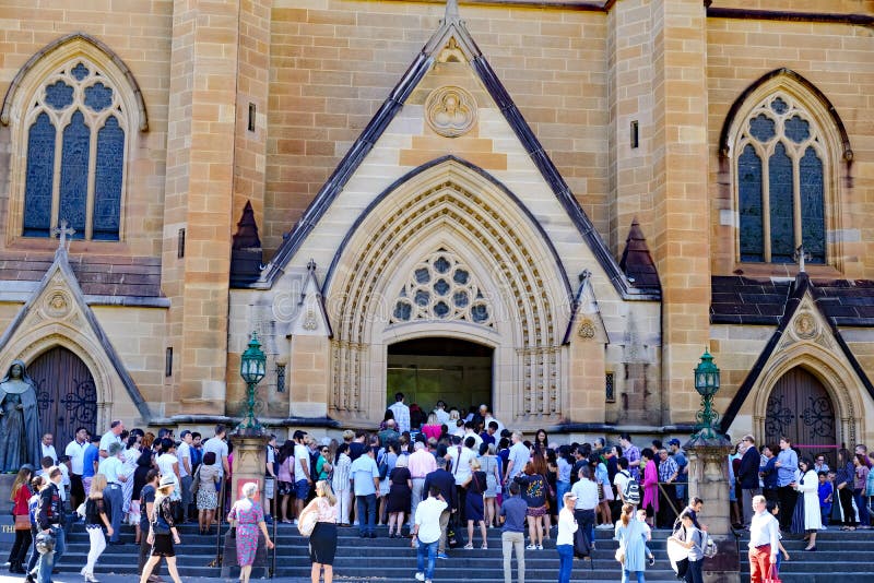 Easter Sunday crowds waiting to enter Saint Mary`s Roman Catholic Cathedral, College Street, Sydney central business district, NSW, Australia. Saint Mary`s Roman Catholic Cathedral, Sydney, NSW, Australia. The Cathedral dates from 1868, and is constructed from Sydney sandstone. Easter Sunday crowds waiting to enter Saint Mary`s Roman Catholic Cathedral, College Street, Sydney central business district, NSW, Australia. Saint Mary`s Roman Catholic Cathedral, Sydney, NSW, Australia. The Cathedral dates from 1868, and is constructed from Sydney sandstone.