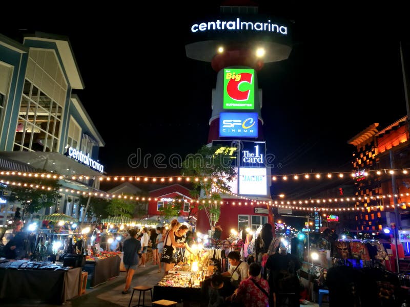Паттайя Chonburi, Таиланд, июль 2017: Почти рынок для тайского и иностранцы на CentralMarina Паттайя стоковое фото