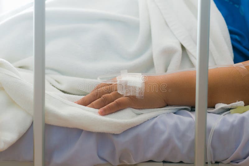 Download Пациент женщины конца-вверх в больнице с соляным Intravenous IV Стоковое Фото - изображение насчитывающей медицинско, девушка: 81812448