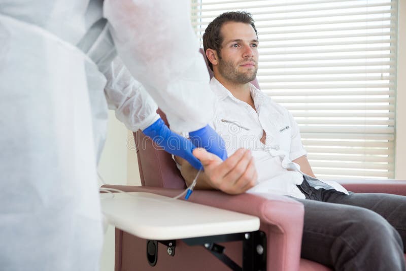 Пациент получая внутривенную обработку в Chemo стоковое фото rf