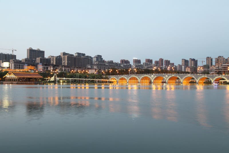 Пейзаж озера парка Сианя QuJiangChi южный, XI 'город стоковая фотография rf Пейзаж озера парка Сианя QuJiangChi южный, XI 'город стоковая фотография rf