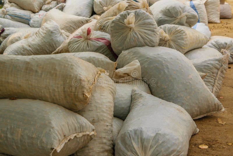 Пенька sacks вполне продуктов сбора аккумулированных на том основании стоковая фотография rf Пенька sacks вполне продуктов сбора аккумулированных на том основании стоковая фотография rf