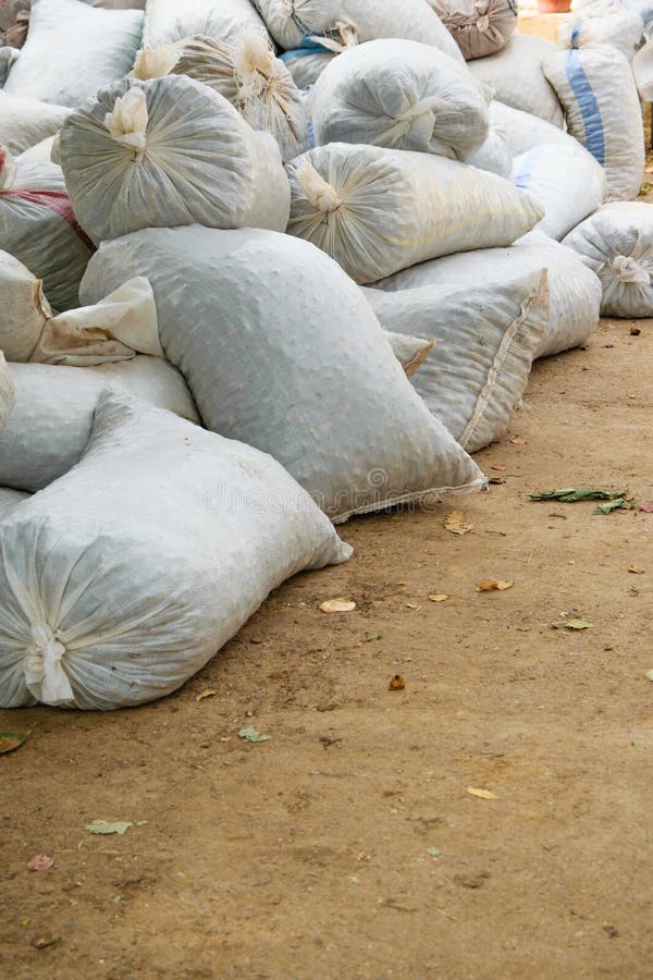 Пенька sacks вполне продуктов сбора аккумулированных на том основании стоковое изображение Пенька sacks вполне продуктов сбора аккумулированных на том основании стоковое изображение