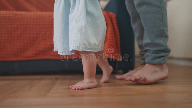 первые шаги. Папочка учит малыша-малыша делать первые шаги. счастливая семейная мечта. ребенок видеоматериал