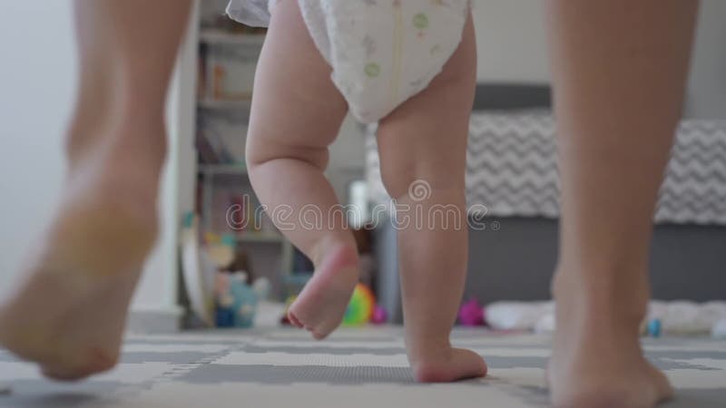 первые шаги с маминой нижней стороной видеоматериал