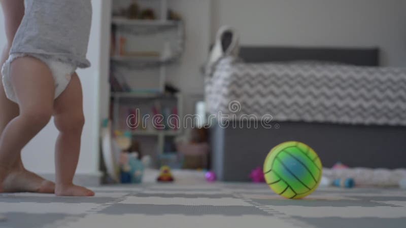 первые шаги с маминой нижней стороной видеоматериал