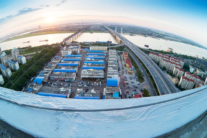 перевалка и подъездная дорога в ночное время стоковое изображение