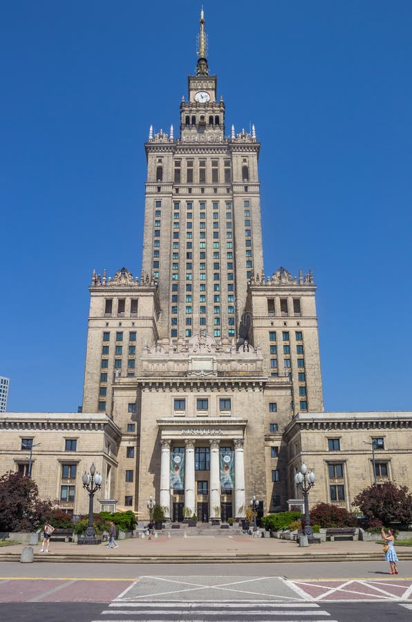 перед историческим сталинистическим дворцом культуры и науки в варшаве стоковые изображения rf