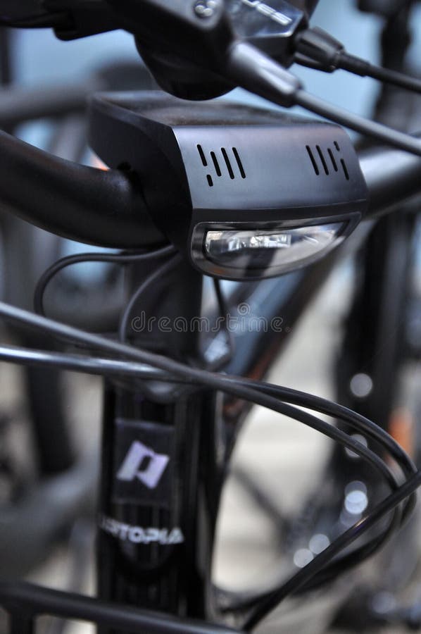 Передний велосипедный фонарь и тросы на городском электровелосипеде стоковое изображение rf