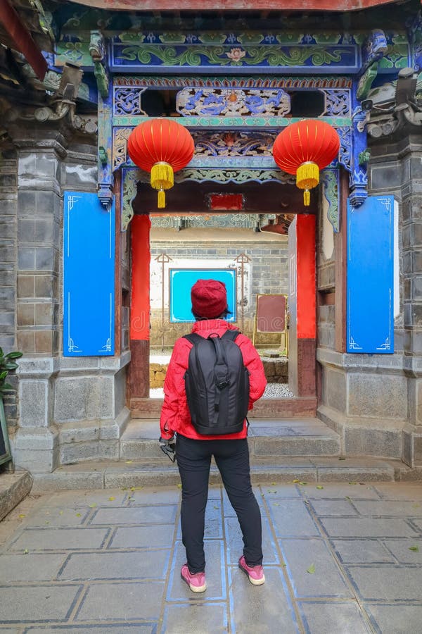 перемещение ‎Solo женское в фарфоре, на городке Shuhe старом, Lijiang, Юньнань, Китай стоковое фото перемещение ‎Solo женское в фарфоре, на городке Shuhe старом, Lijiang, Юньнань, Китай стоковое фото