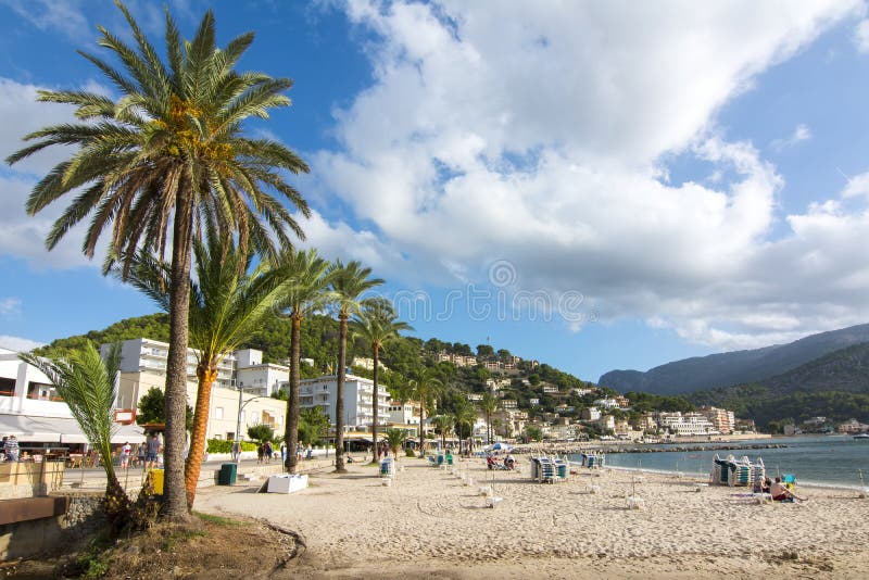 Перенесите пляж Soller, Мальорку, Балеарские острова, Испанию стоковая фотография rf Перенесите пляж Soller, Мальорку, Балеарские острова, Испанию стоковая фотография rf