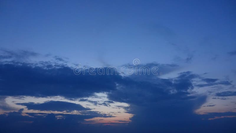Перенося облака захода солнца над Атлантическим океаном
