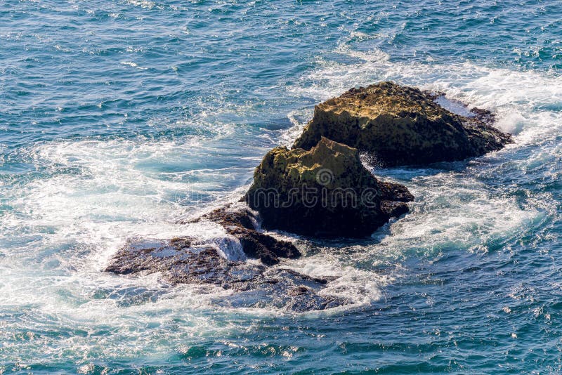 Перерывы волны моря на ландшафте береговых пород Волны моря разбивают и брызгают на утесах Ломать волны моря береговой породы стоковое изображение Перерывы волны моря на ландшафте береговых пород Волны моря разбивают и брызгают на утесах Ломать волны моря береговой породы стоковое изображение