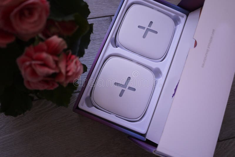 Переходник Wi-Fi для дома в красивом интерьере Использованный для того чтобы распределить интернет дома стоковая фотография rf Переходник Wi-Fi для дома в красивом интерьере Использованный для того чтобы распределить интернет дома стоковая фотография rf
