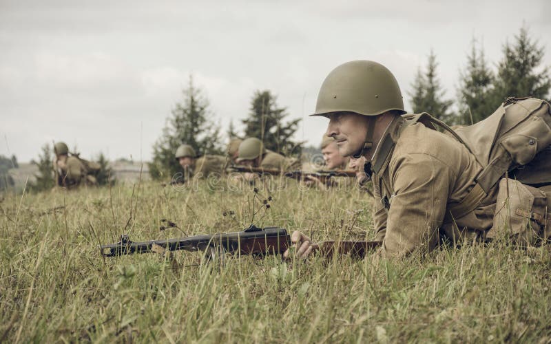 ПЕРМЬ, РОССИЯ - 30-ОЕ ИЮЛЯ 2016: Исторический reenactment Второй Мировой Войны, лето, 1942 Советский солдат с винтовкой стоковые изображения
