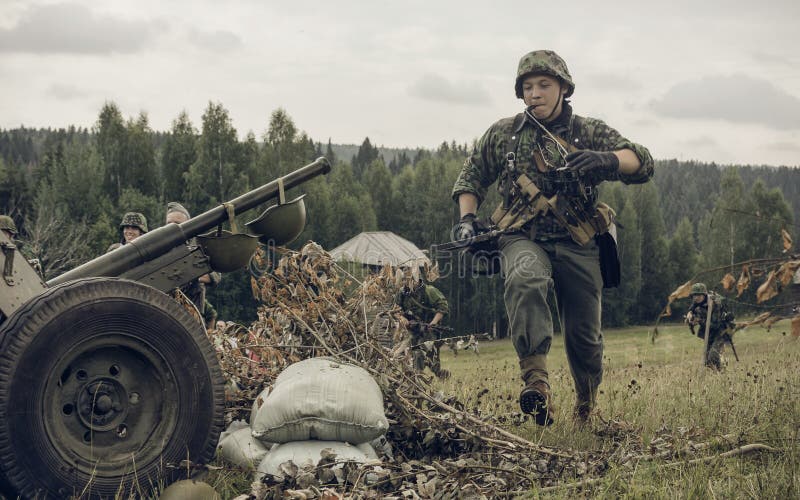 ПЕРМЬ, РОССИЯ - 30-ОЕ ИЮЛЯ 2016: Исторический reenactment Второй Мировой Войны, лето, 1942 немецкие воины стоковые фото